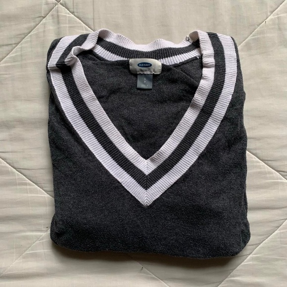 Old Navy women's gray v-neck collegiate sweater with white trim, size small - Picture 4 of 4